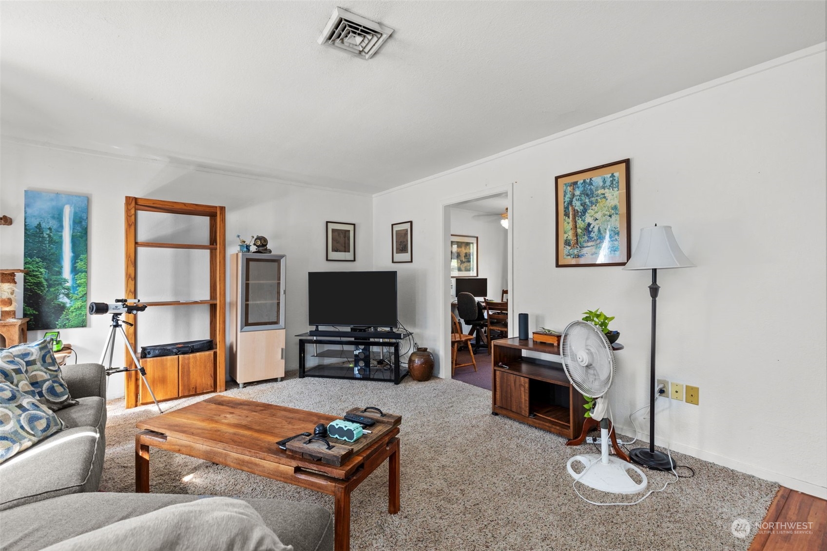 508 Delafield Avenue Richland, WA 99352 - Photo 2 of 22 a living room with furniture a flat screen tv and a window