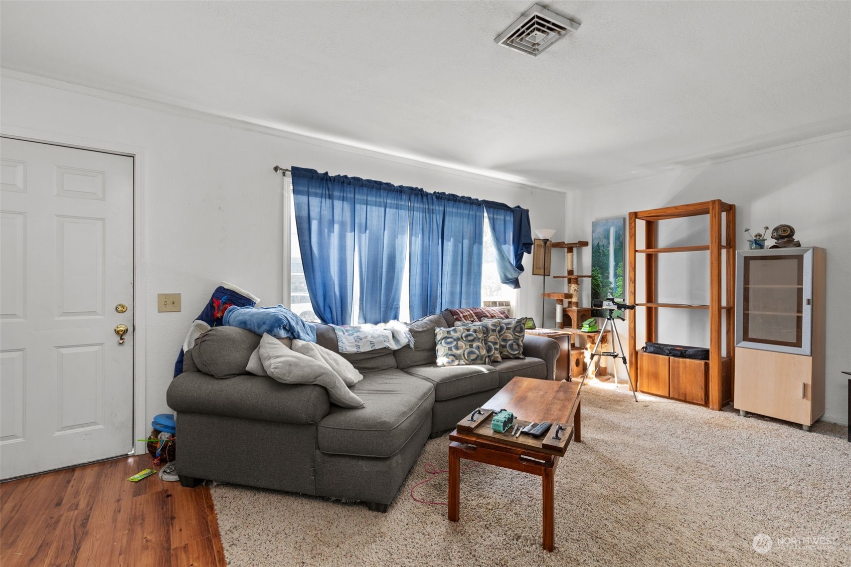 508 Delafield Avenue Richland, WA 99352 - Photo 3 of 22 a living room with furniture and a window