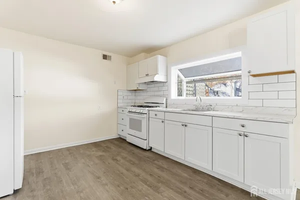 $3,500 | 1818 Oak Tree Road, Edison, NJ 08820