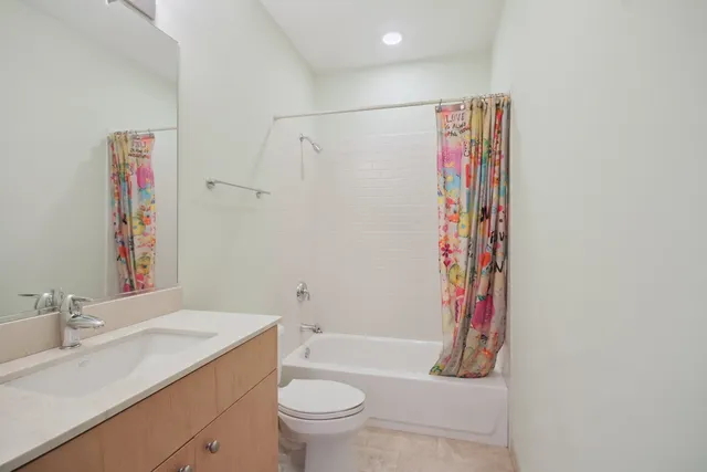 $439,000 | 4420 North Clark Street, Unit 301, Chicago, IL 60640