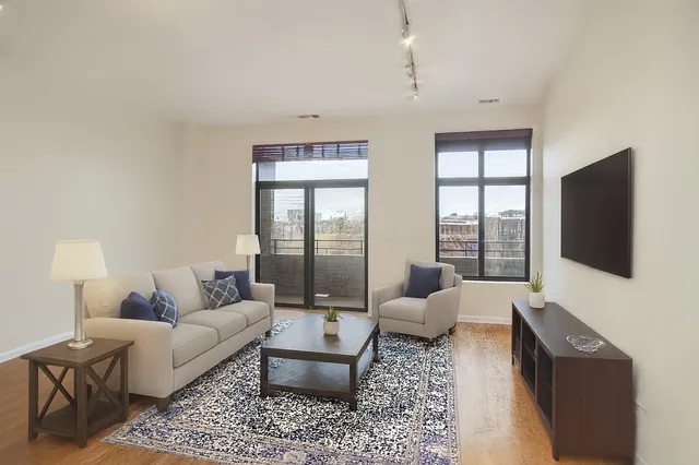 $439,000 | 4420 North Clark Street, Unit 301, Chicago, IL 60640