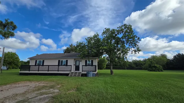 a view of a house with backyard and garden