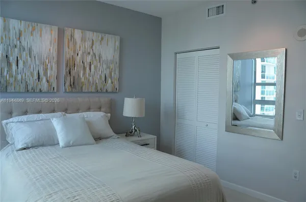 $5,000 | 950 Brickell Bay Drive, Unit 3705, Miami, FL 33131