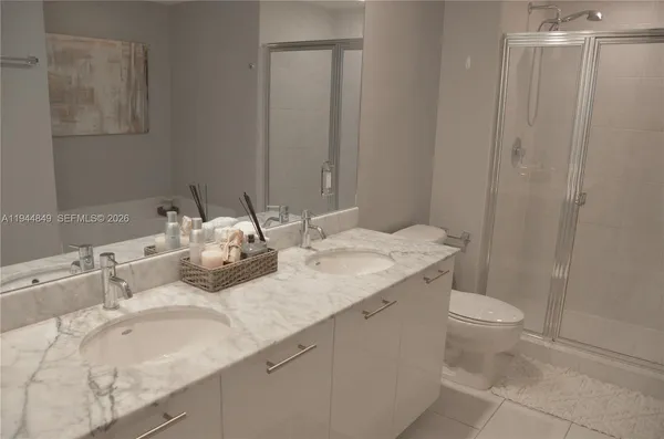 $5,000 | 950 Brickell Bay Drive, Unit 3705, Miami, FL 33131