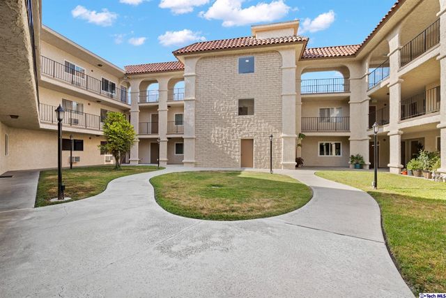 $470,000 | 3010 Montrose Avenue, Unit 31, La Crescenta, CA 91214