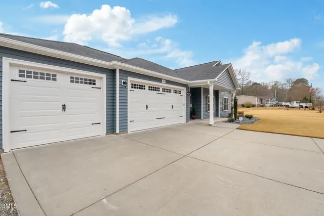 a view of a house with backyard