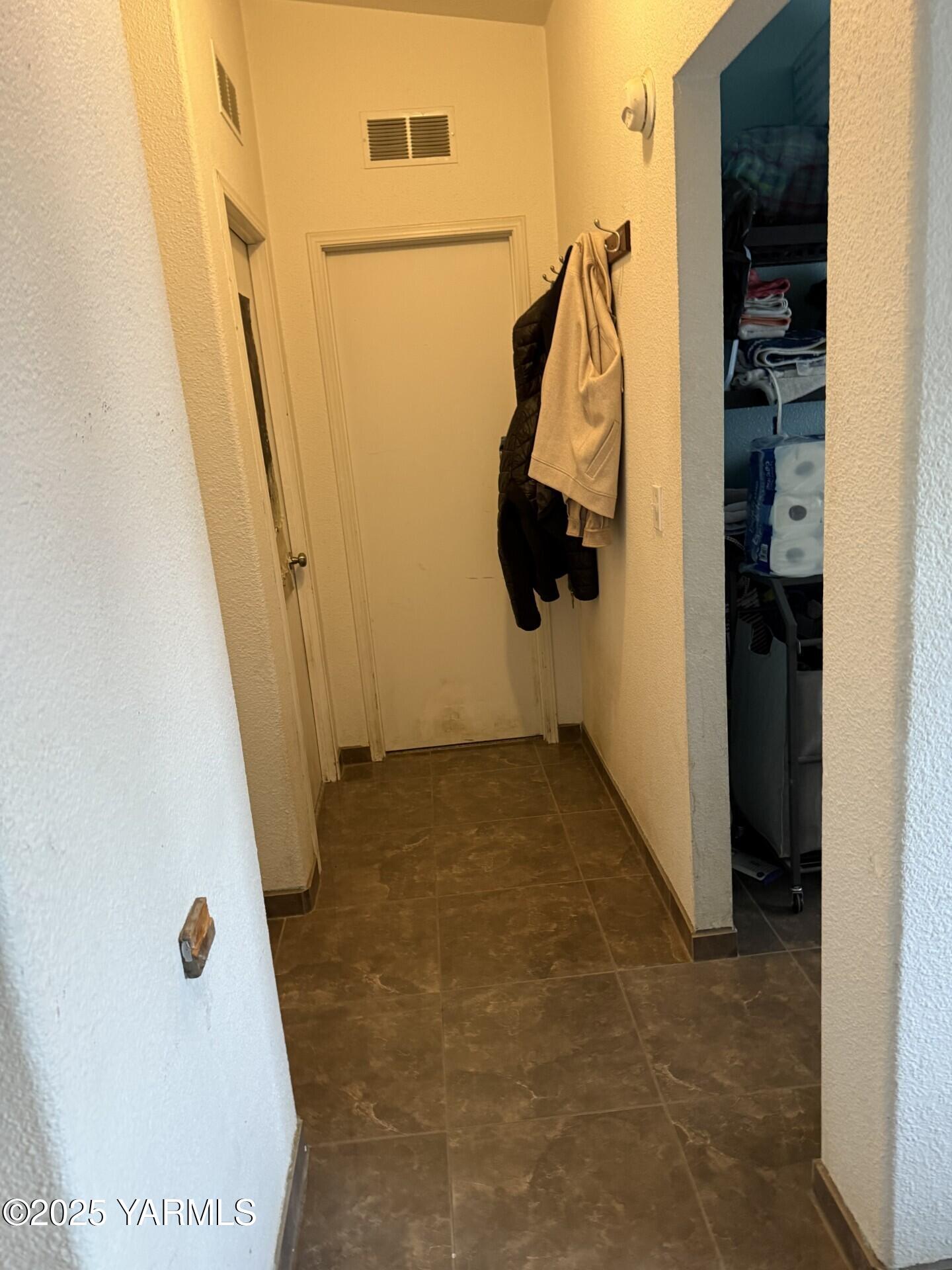 605 Dean Avenue Granger, WA 98932 - Photo 11 of 27 a view of walk in closet