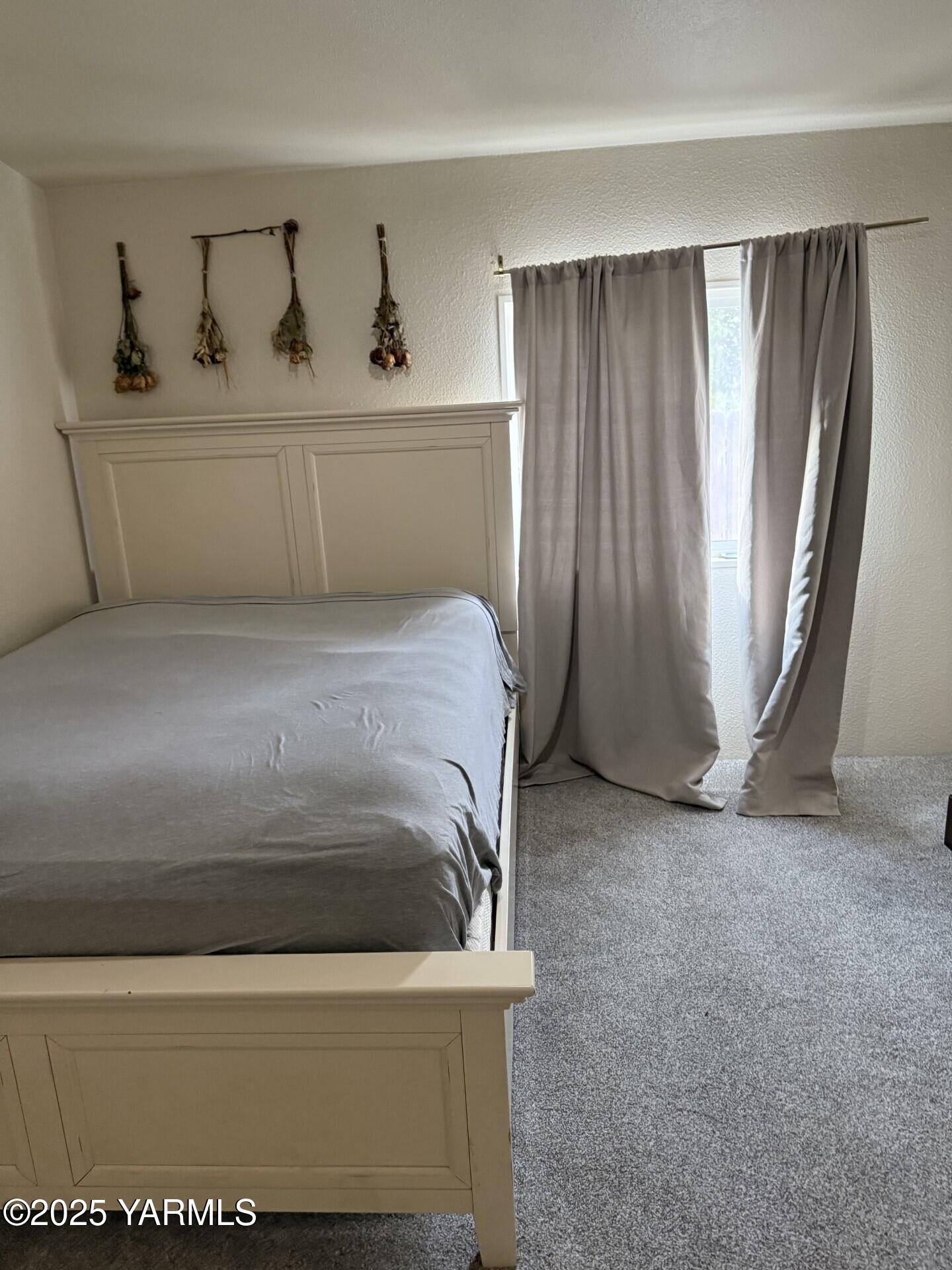 605 Dean Avenue Granger, WA 98932 - Photo 12 of 27 a view of bedroom and closet
