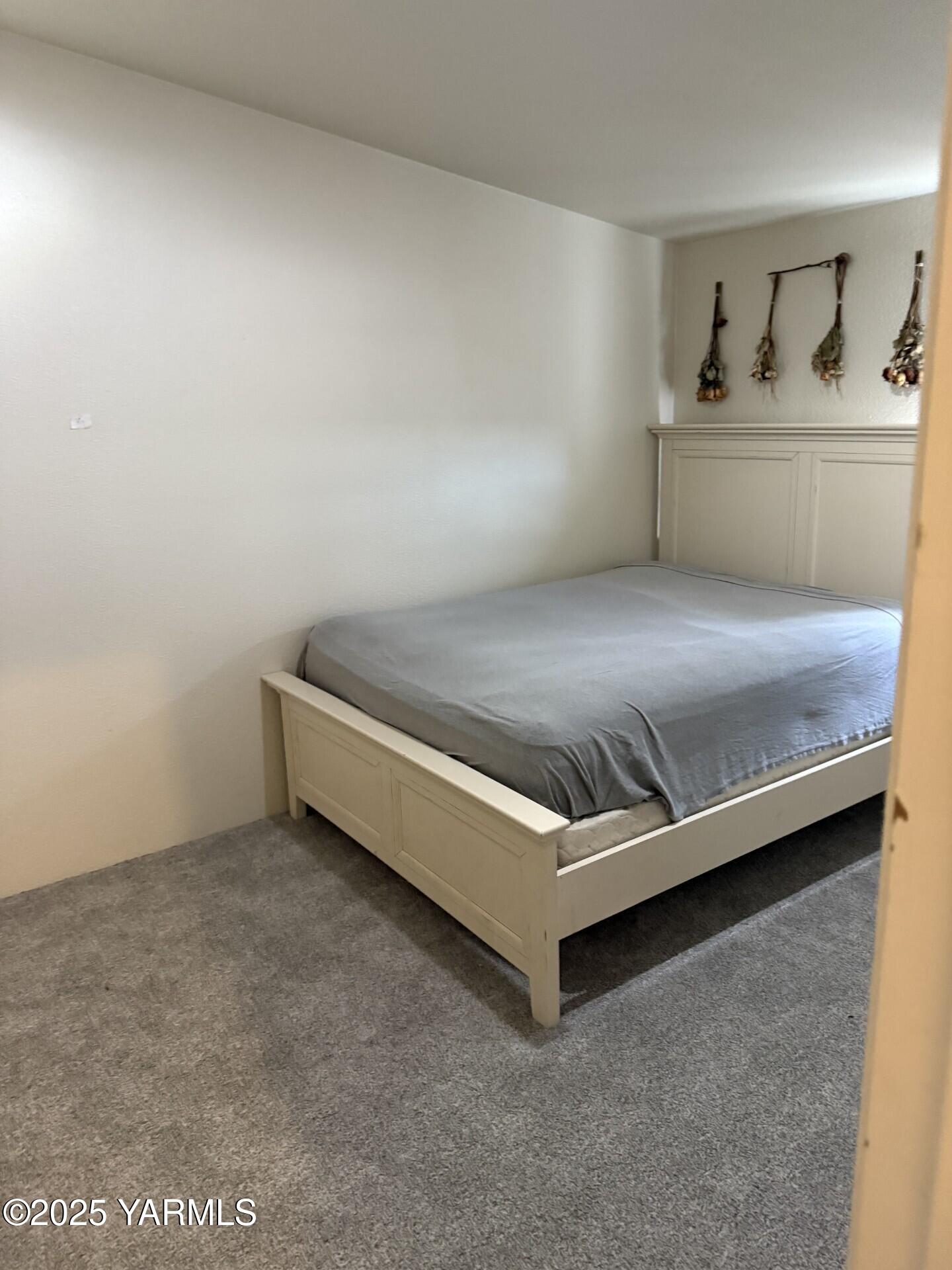 605 Dean Avenue Granger, WA 98932 - Photo 13 of 27 a room with a bed and window