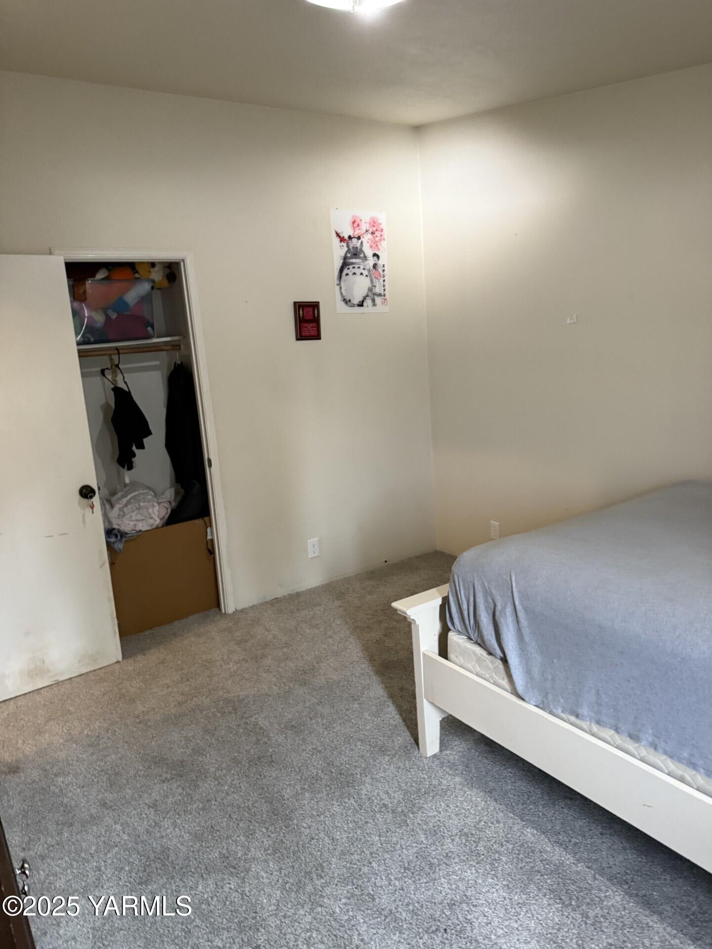 605 Dean Avenue Granger, WA 98932 - Photo 14 of 27 a living room with a couch