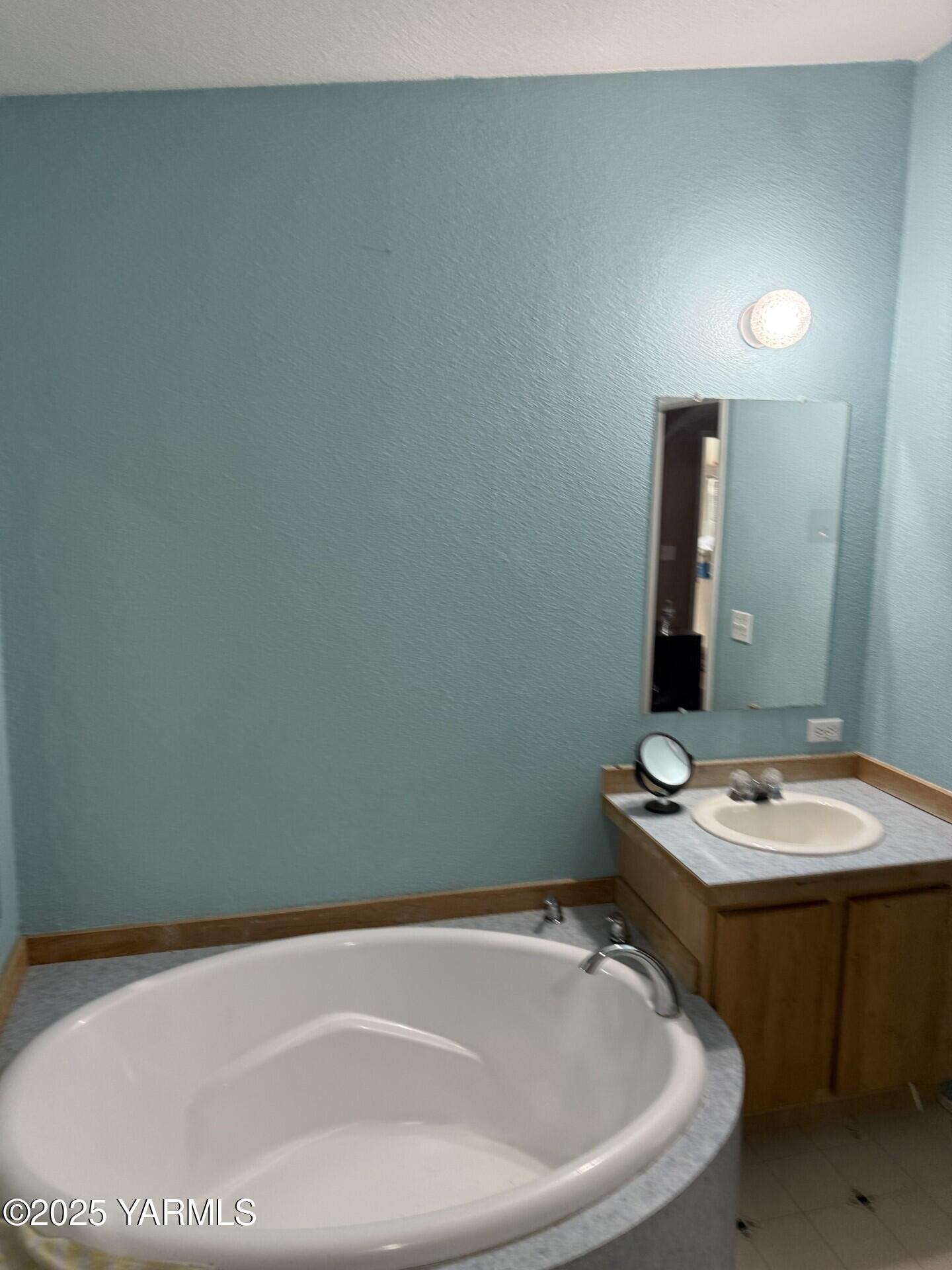 605 Dean Avenue Granger, WA 98932 - Photo 21 of 27 a bathroom with a sink and a mirror