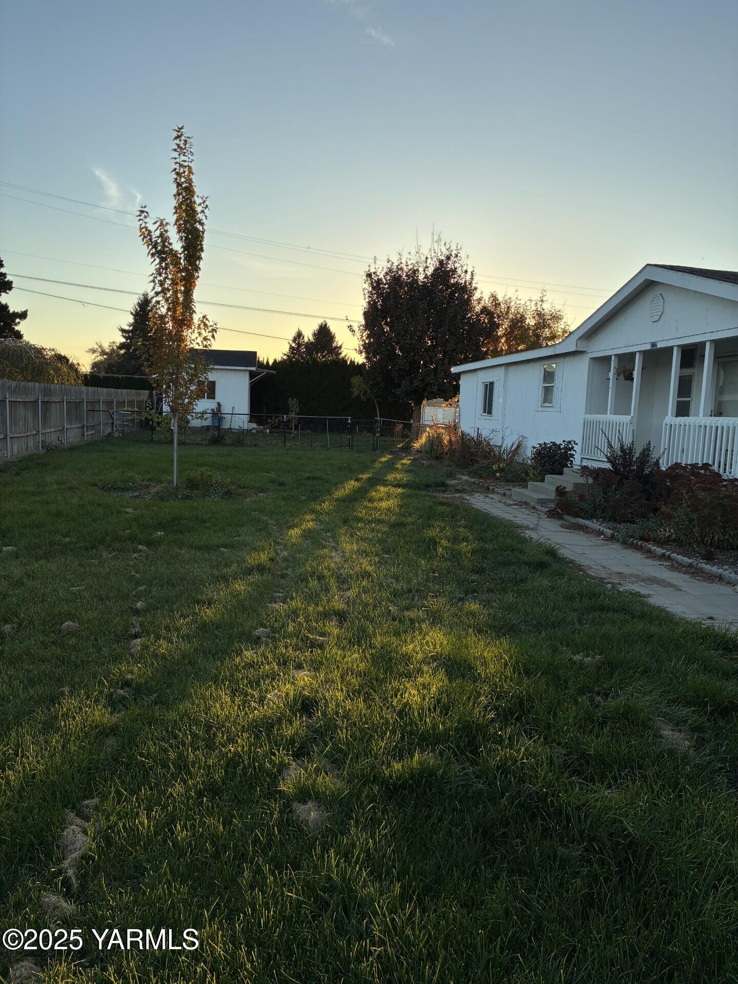 605 Dean Avenue Granger, WA 98932 - Photo 24 of 27 a backyard of a house with lots of green space