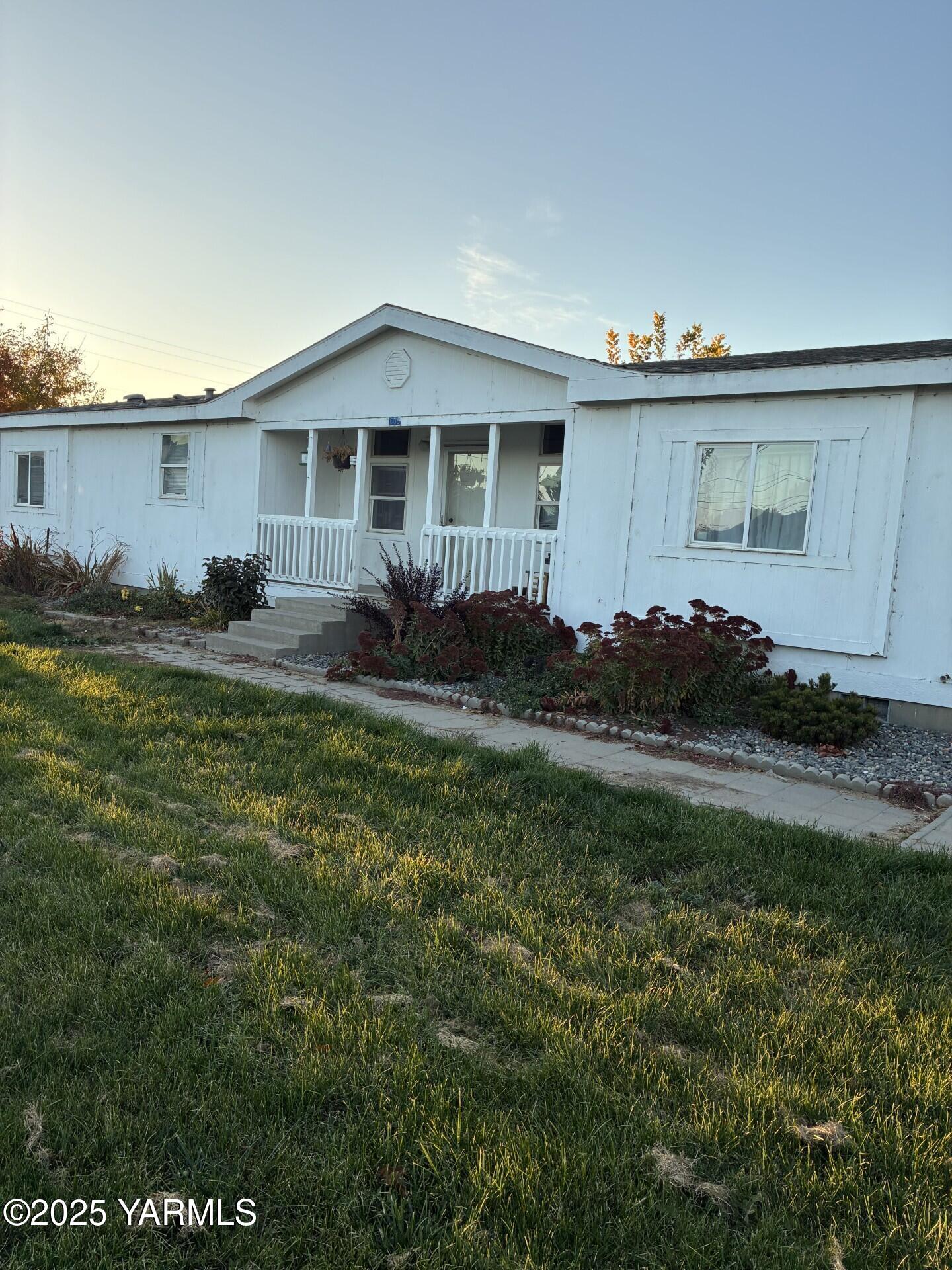 605 Dean Avenue Granger, WA 98932 - Photo 25 of 27 a view of a house with a yard