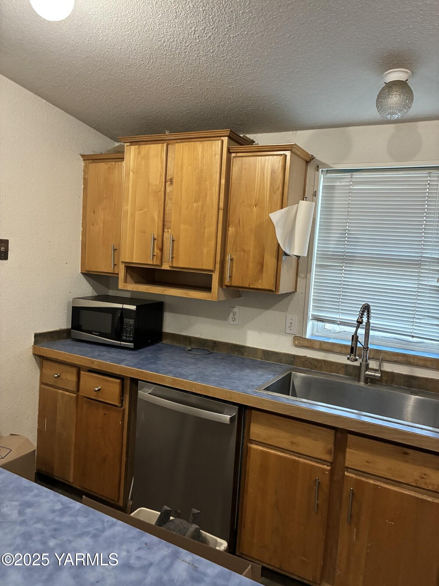 605 Dean Avenue Granger, WA 98932 - Photo 8 of 27 a kitchen with a sink and a window