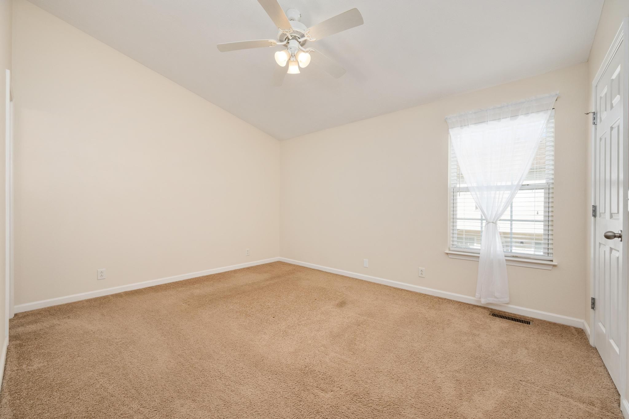 3016 London View Murfreesboro, TN 37128 - Photo 12 of 19 an empty room with windows and fan