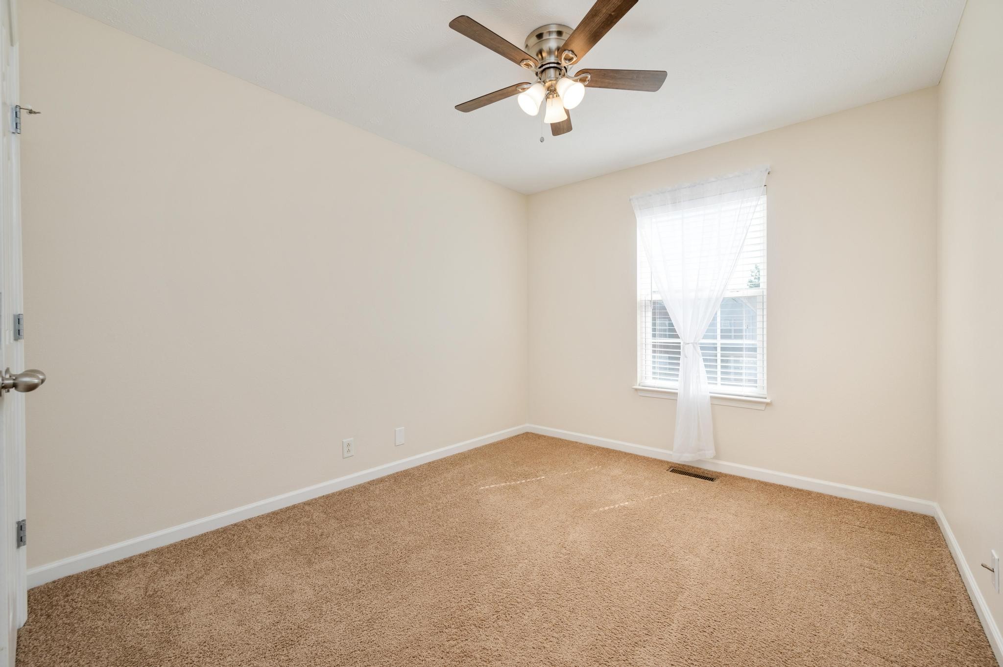 3016 London View Murfreesboro, TN 37128 - Photo 15 of 19 an empty room with windows and fan