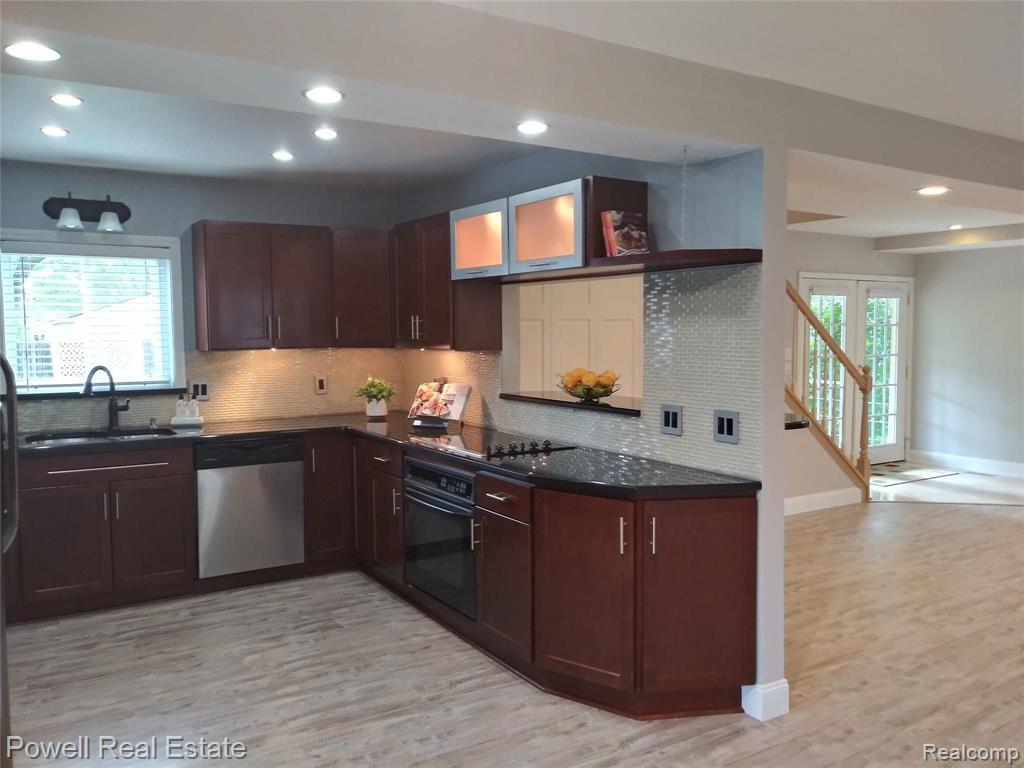 3054 Hessel Avenue Rochester, MI 48307 - Photo 7 of 32