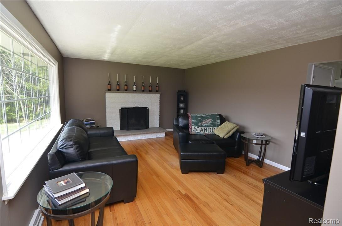 5770 Clarkston Road Clarkston, MI 48348 - Photo 10 of 28 HANDSOMELY DONE