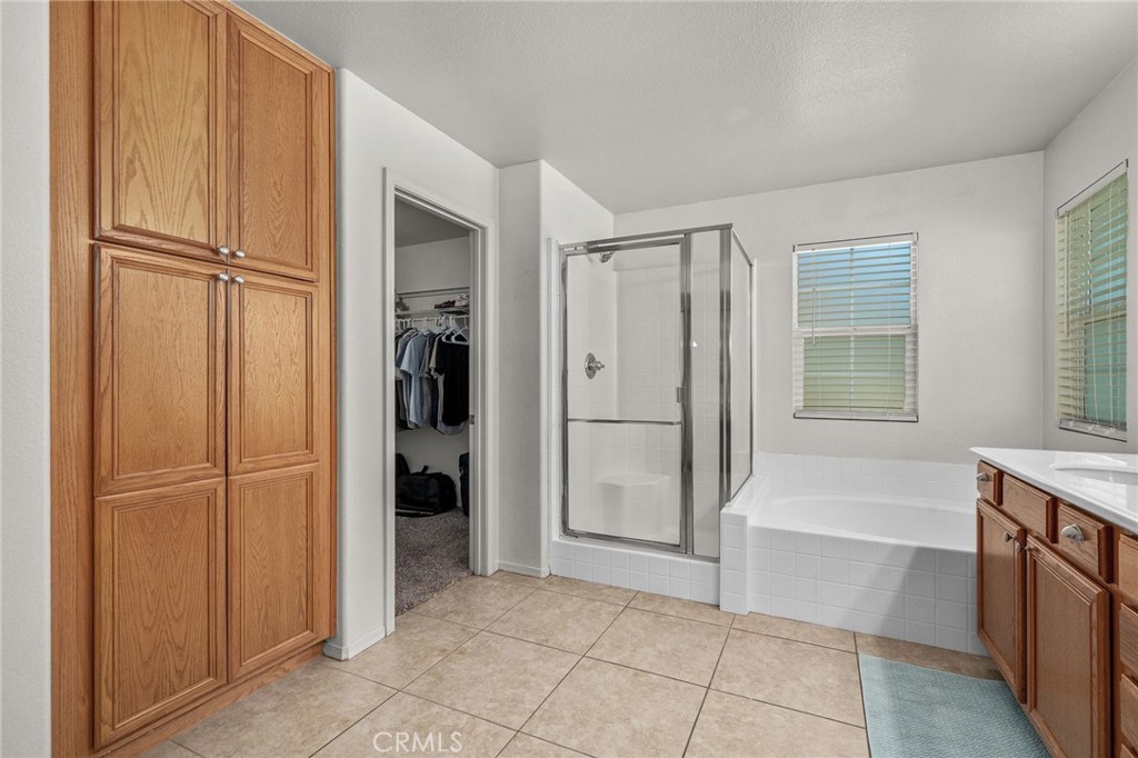 33934 Lily Road Yucaipa, CA 92399 - Photo 28 of 47 Primary Bathroom