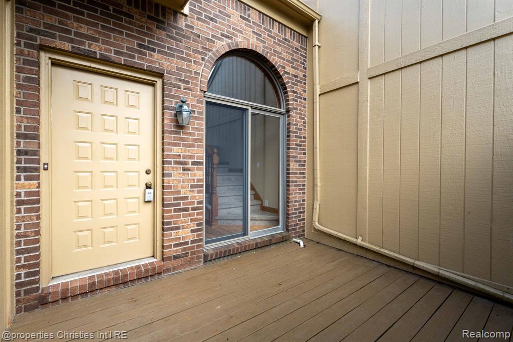 2411 Rochelle Park Drive Rochester Hills, MI 48309 - Photo 3 of 41