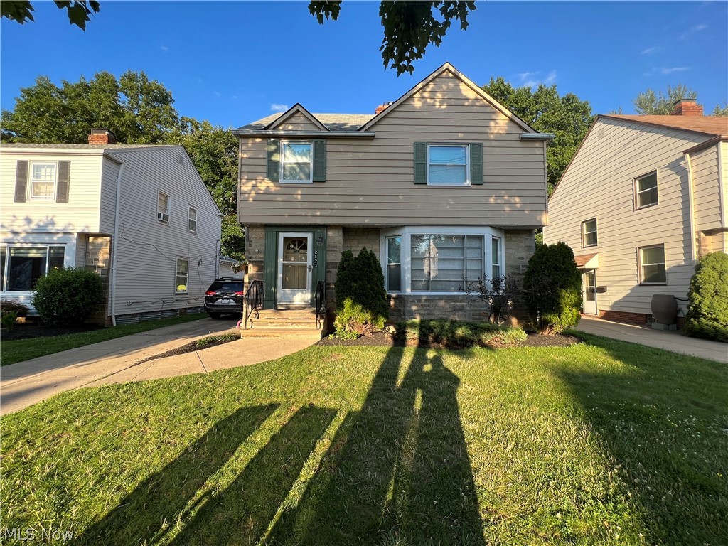 2523 Laurelhurst Road Cleveland, OH 44118 - Photo 1 of 13 Gallery Image 1