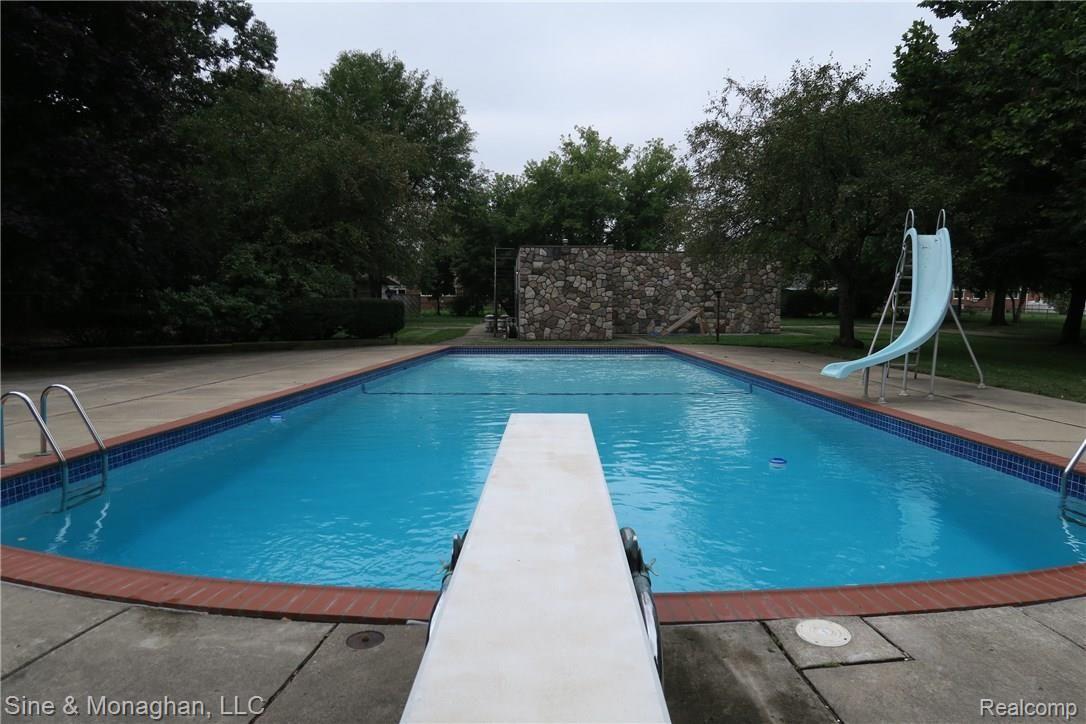 25571 Ryan Road Warren, MI 48091 - Photo 21 of 47 img_2100.jpg