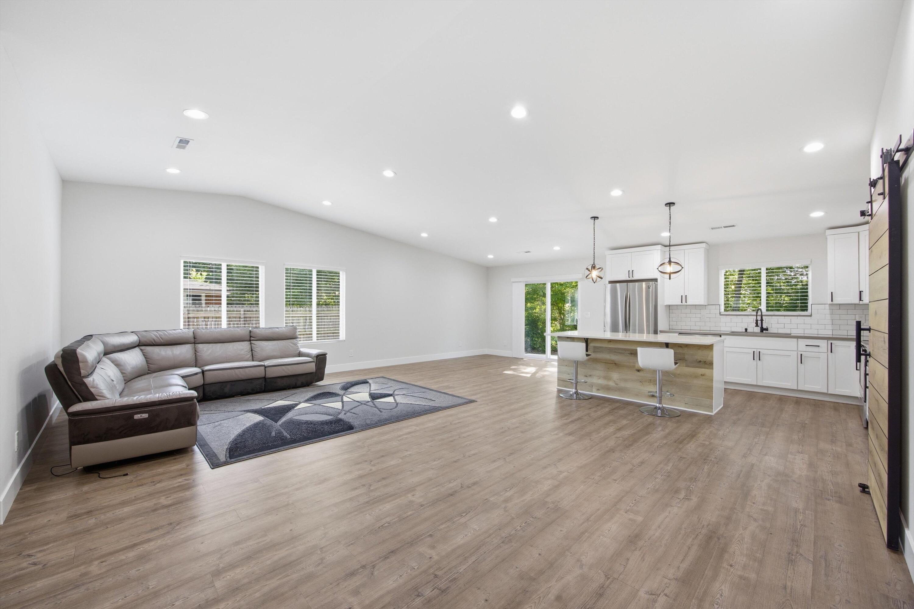 06-1700ForestRidgeCir-3
