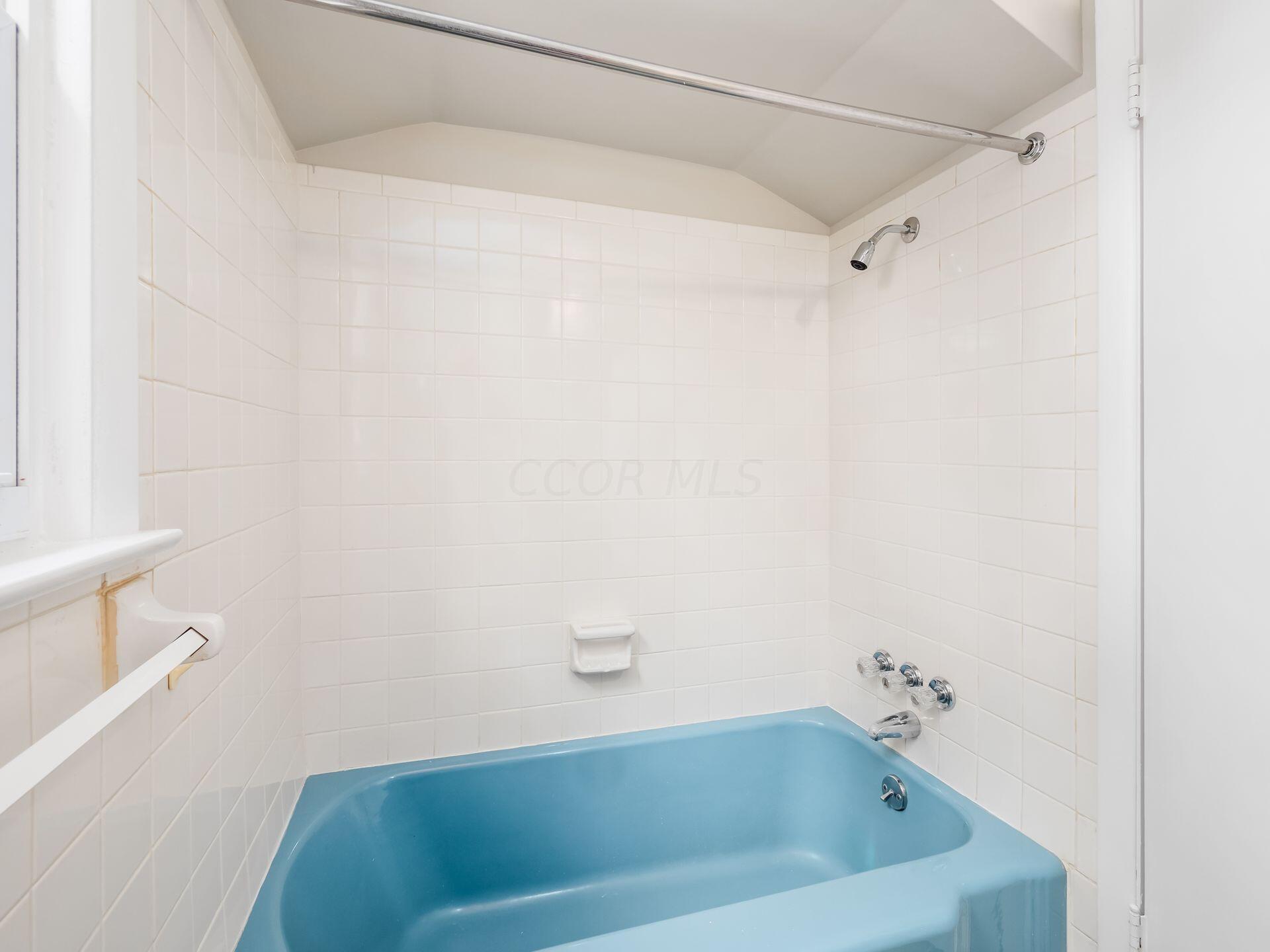 1569 Barrington Road Columbus, OH 43221 - Photo 27 of 43 Second Floor Full Bathroom Bathtub