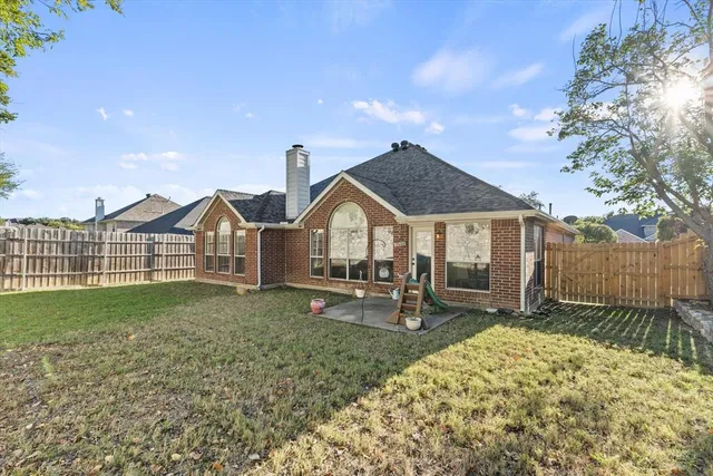 a view of a house with backyard and a garden
