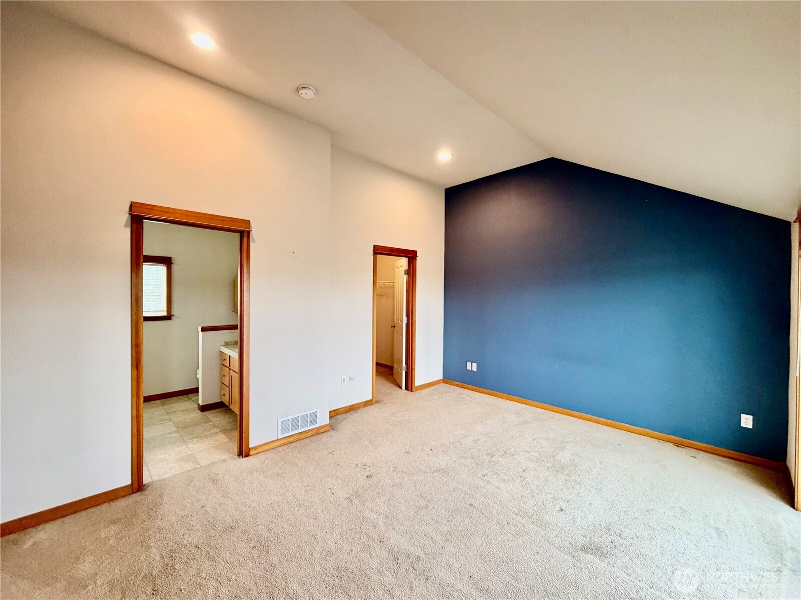 9216 Stone Avenue North, Unit B Seattle, WA 98103 - Photo 12 of 28