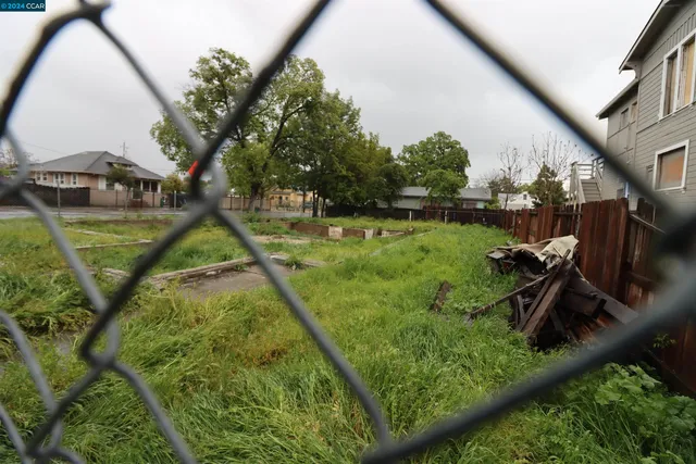 a view of an outdoor space and a yard