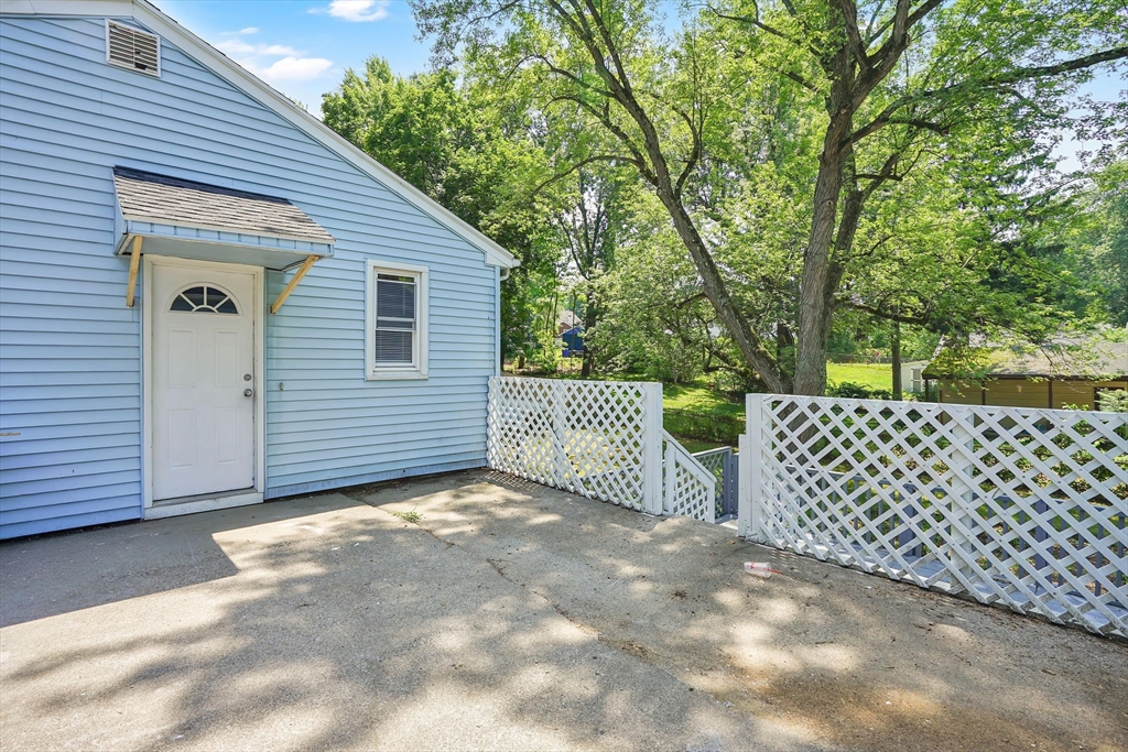 85 Bircham Street Springfield, MA 01104 - Photo 3 of 33