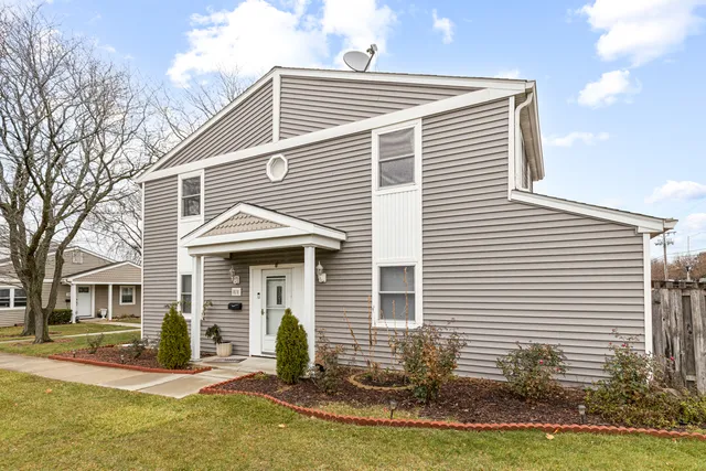 $2,600 | 818 Dunbar Court, Schaumburg, IL 60169