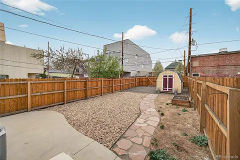 a view of a backyard