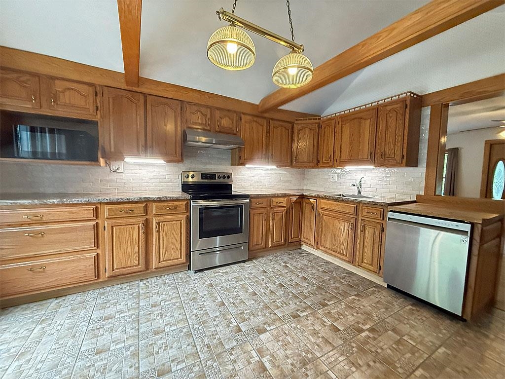 482 Clarendon Avenue West Rutland, VT 05777 - Photo 9 of 45