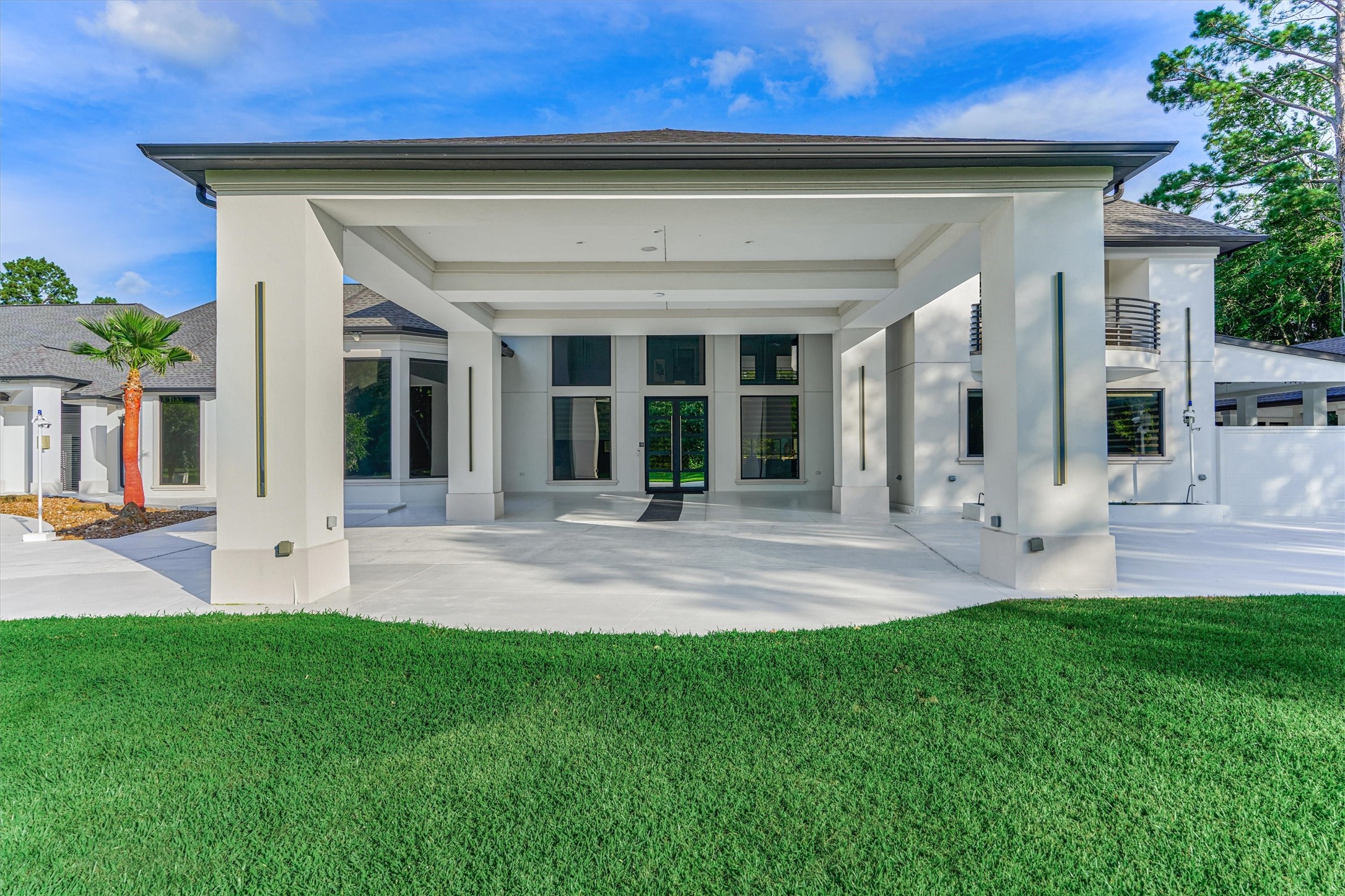 1907 Woerner Road Houston, TX 77090 - Photo 2 of 50 Circle driveway leads to the dramatic port-cochere entrance.