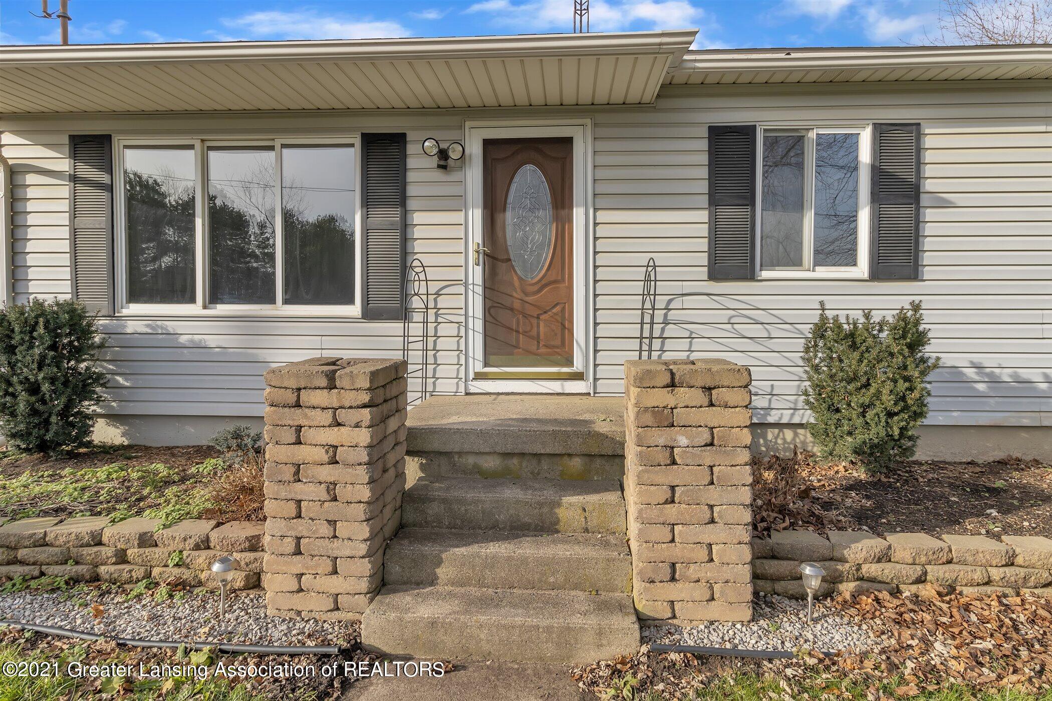 4090 South Ruess Road Owosso, MI 48867 - Photo 3 of 17 Front Entry