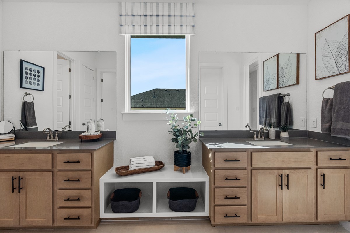 20400 Stelfox Street Manor, TX 78653 - Photo 21 of 37 Bathroom with two vanities