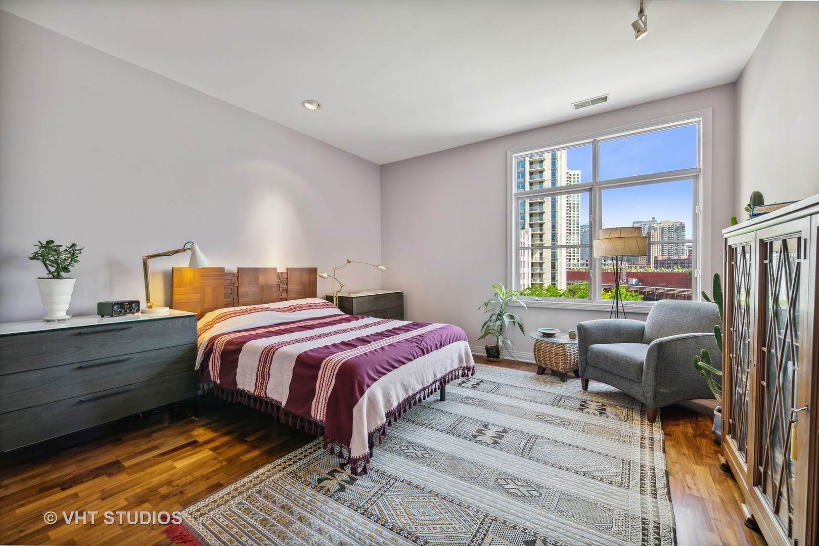 330 North Clinton Street, Unit 504 Chicago, IL 60661 - Photo 14 of 25 a bedroom with a bed and a couch
