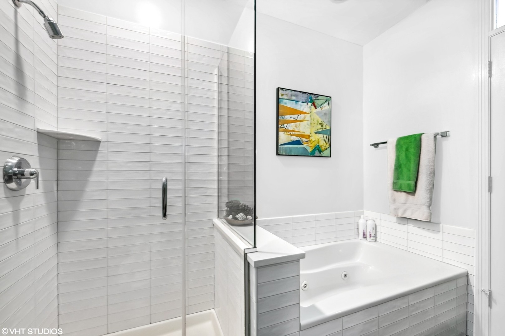 330 North Clinton Street, Unit 504 Chicago, IL 60661 - Photo 17 of 25 a bathroom with a sink and a bathtub