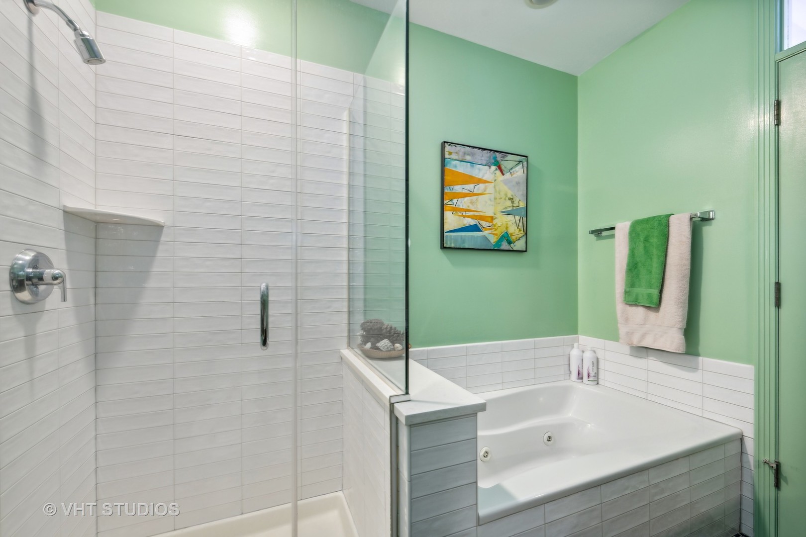 330 North Clinton Street, Unit 504 Chicago, IL 60661 - Photo 19 of 25 a bathroom with a sink and mirror with bathtub