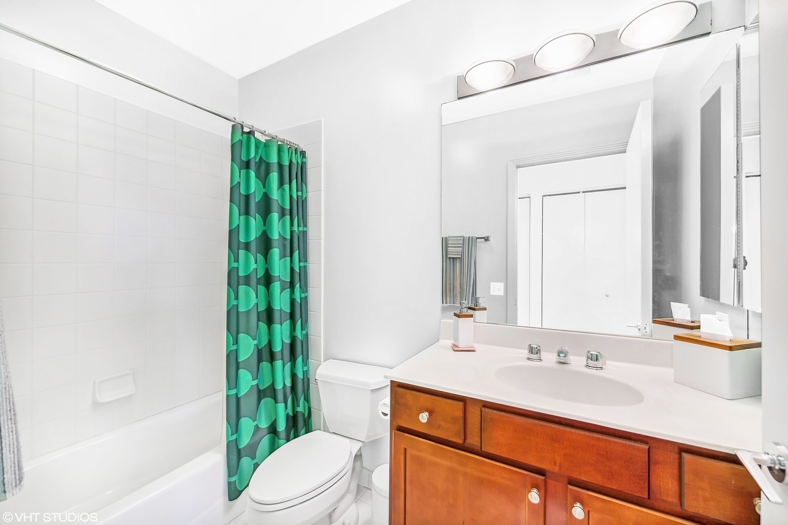 330 North Clinton Street, Unit 504 Chicago, IL 60661 - Photo 22 of 25 a bathroom with a sink toilet and shower