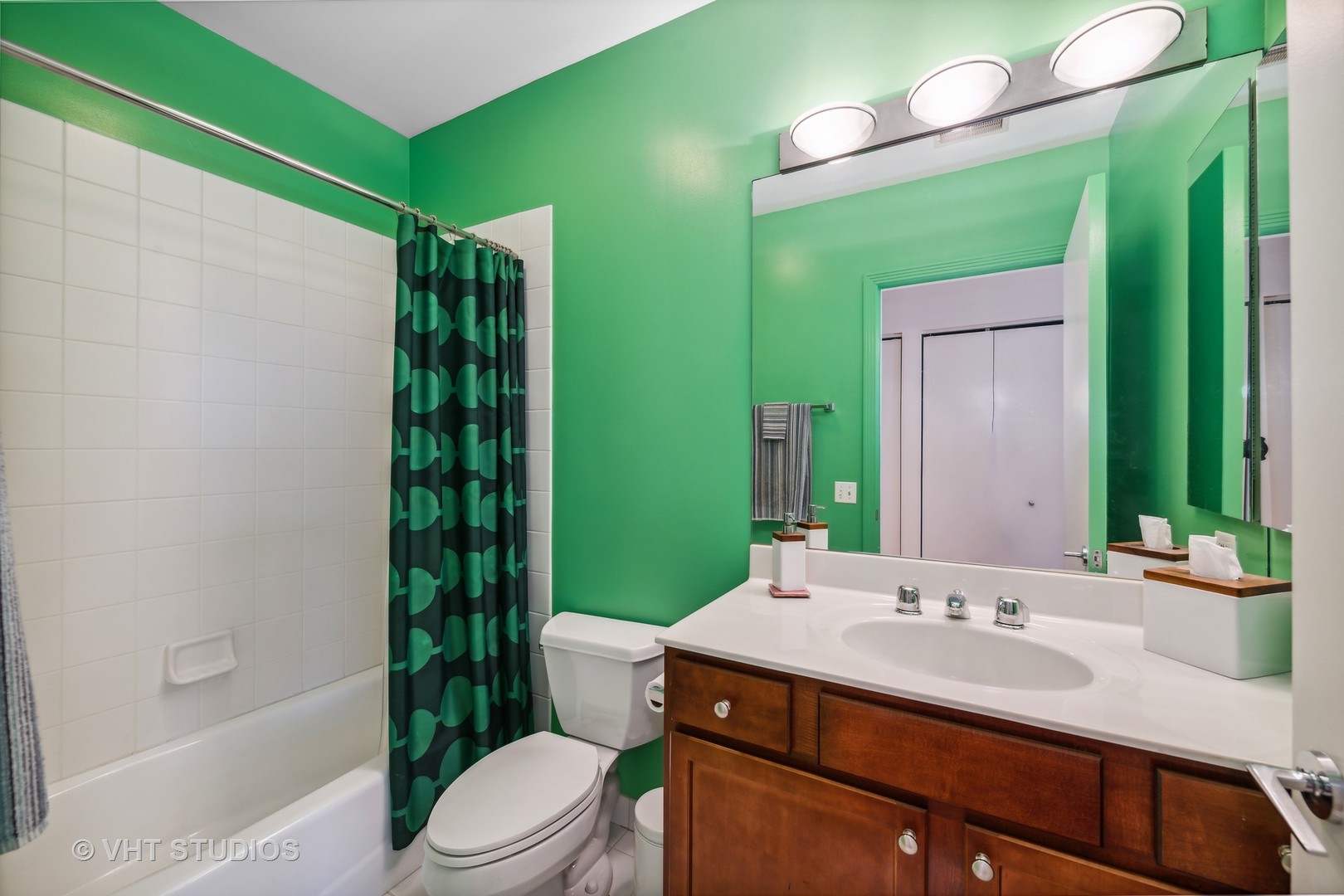 330 North Clinton Street, Unit 504 Chicago, IL 60661 - Photo 23 of 25 a bathroom with a sink toilet and shower
