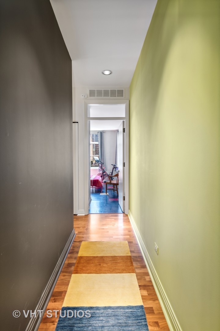 330 North Clinton Street, Unit 504 Chicago, IL 60661 - Photo 5 of 25 a room with a furniture and a rug