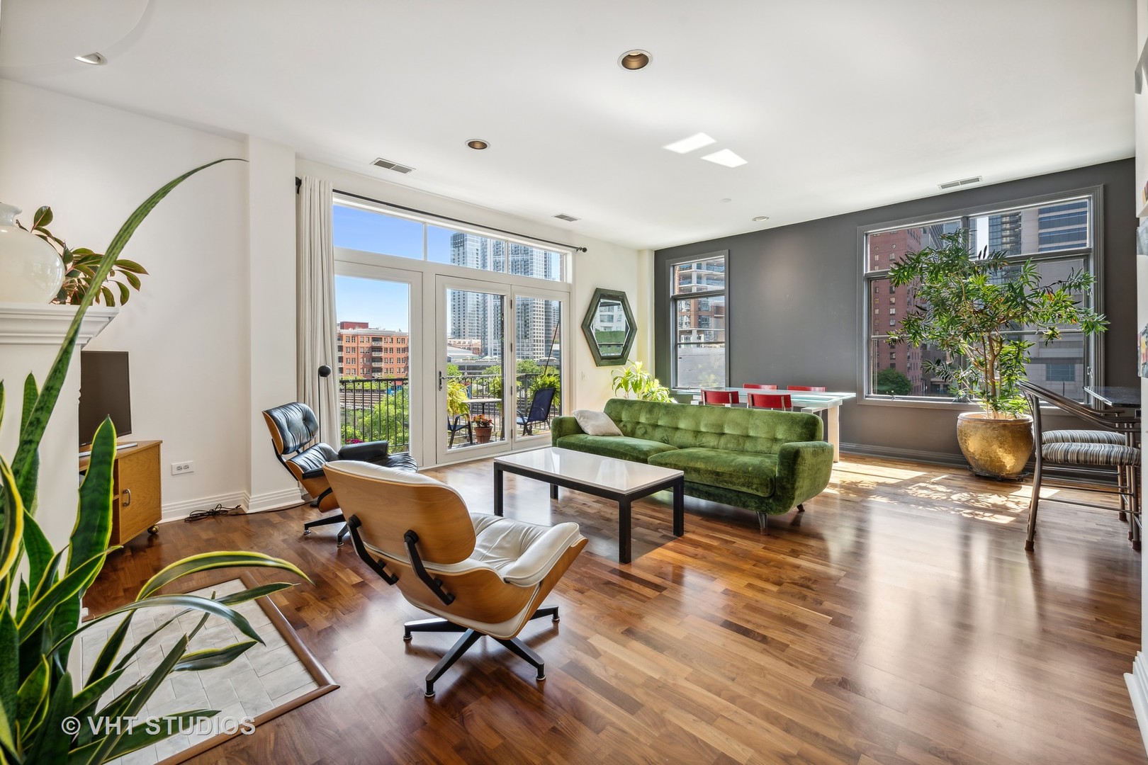 330 North Clinton Street, Unit 504 Chicago, IL 60661 - Photo 6 of 25 a living room with furniture and a potted plant