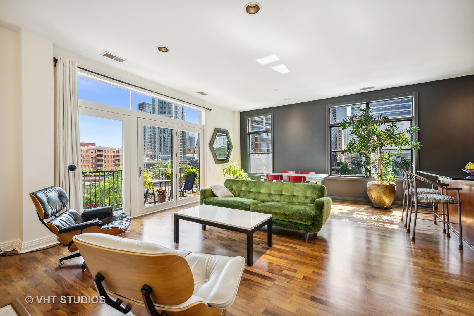 330 North Clinton Street, Unit 504 Chicago, IL 60661 - Photo 7 of 25 a living room with furniture and a large window