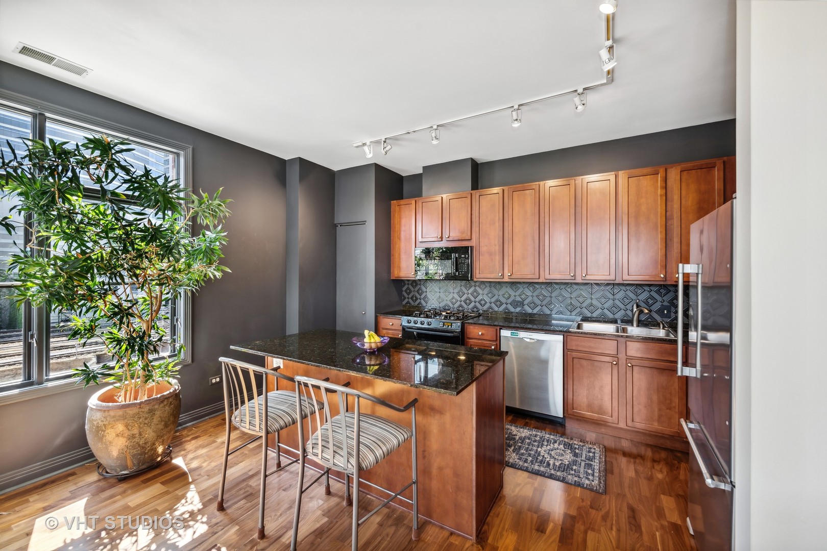 330 North Clinton Street, Unit 504 Chicago, IL 60661 - Photo 10 of 25 a kitchen with a table and chairs in it
