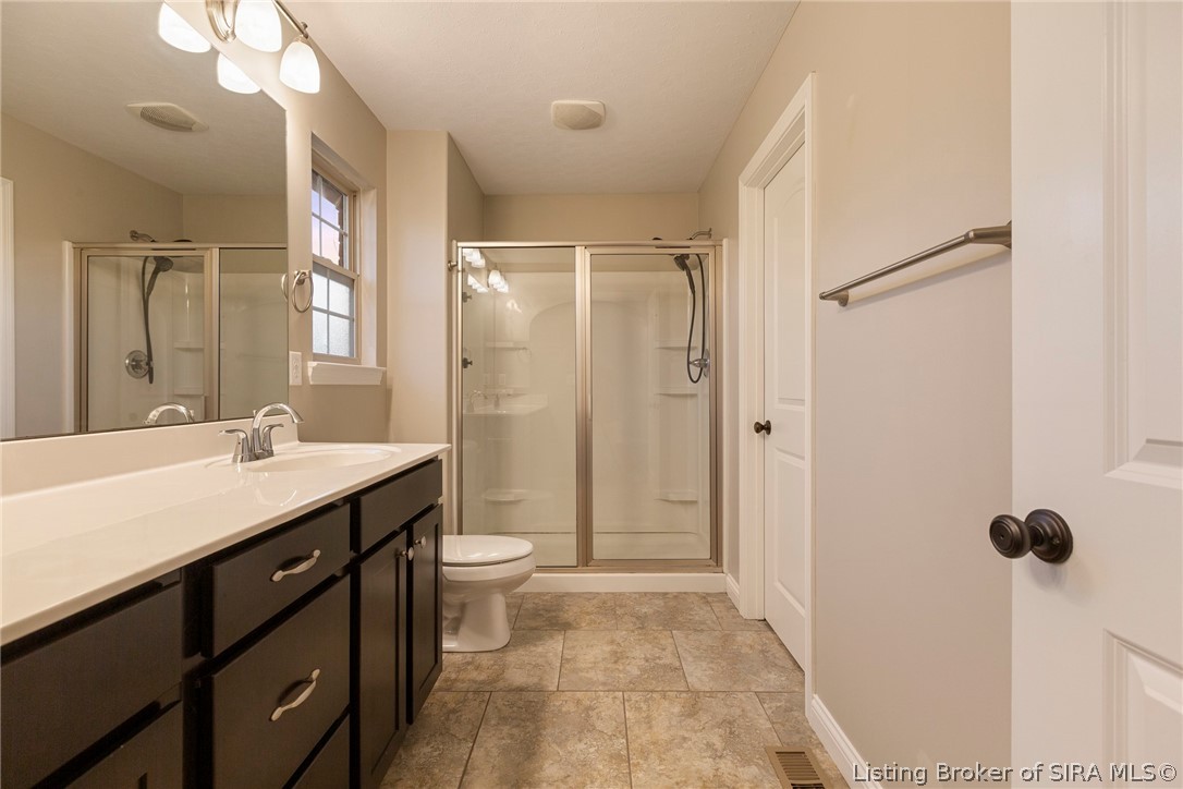 611 Knob Hill Road New Albany, IN 47150 - Photo 23 of 37 Owner's Suite Bath
