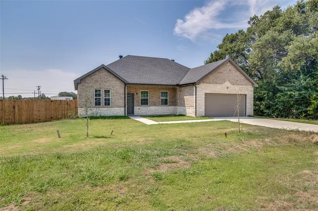 $299,500 | 701 Lakeland Drive, West Tawakoni, TX 75474