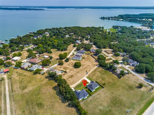 $299,500 | 701 Lakeland Drive, West Tawakoni, TX 75474
